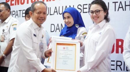 Ketua Dewan Kehormatan PMI Kabupaten Kepulauan Seribu, Ruhani Nitiyudo (Kanan) dan Bupati Kepulauan Seribu, Muh. Fadjar Churniawan (Kiri)