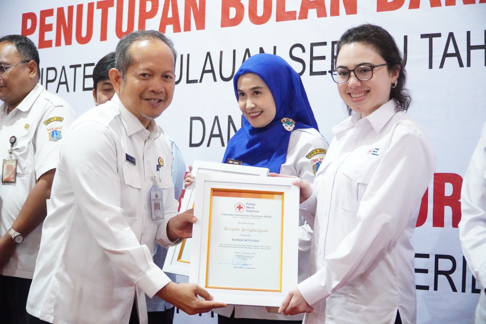 Ketua Dewan Kehormatan PMI Kabupaten Kepulauan Seribu, Ruhani Nitiyudo (Kanan) dan Bupati Kepulauan Seribu, Muh. Fadjar Churniawan (Kiri)