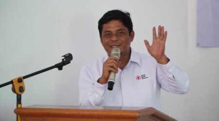 Plt. Ketua PMI Kepulauan Seribu, A. Furqon, menyampaikan laporan penuh canda di pembukaan Muslub 2025, menciptakan suasana akrab dan penuh gelak tawa.