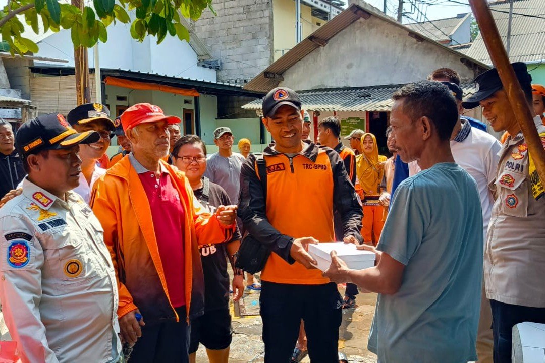 📸 Pengurus PMI Kepulauan Seribu menyerahkan bantuan makanan siap saji kepada warga korban rob di Kelurahan Pulau Panggang.