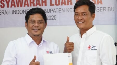 Plt. Ketua PMI Kepulauan Seribu, A. Furqon (kiri), bersama kakak kandungnya yang juga menjabat sebagai Kepala Markas, Munawir (kanan). Kebersamaan mereka menjadi simbol kuatnya ikatan keluarga dalam mendukung gerakan kemanusiaan di Kepulauan Seribu.