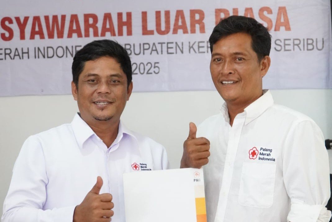 Plt. Ketua PMI Kepulauan Seribu, A. Furqon (kiri), bersama kakak kandungnya yang juga menjabat sebagai Kepala Markas, Munawir (kanan). Kebersamaan mereka menjadi simbol kuatnya ikatan keluarga dalam mendukung gerakan kemanusiaan di Kepulauan Seribu.