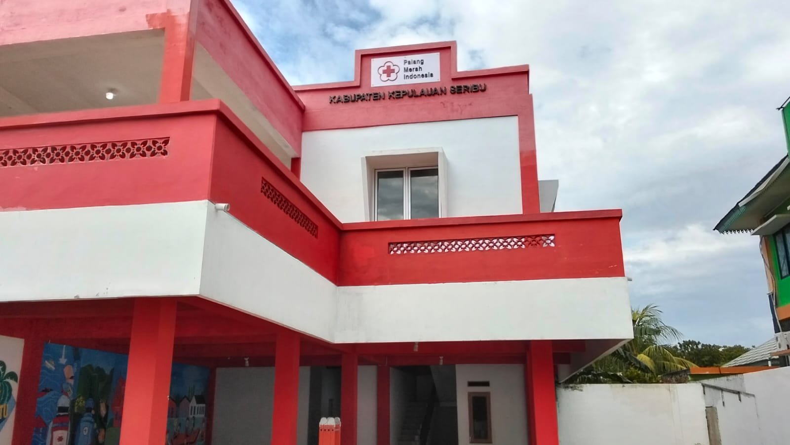 Markas PMI Kabupaten Kepulauan Seribu di Pulau Untung Jawa, pusat koordinasi pelayanan kemanusiaan, kesiapsiagaan bencana, dan kegiatan kepalangmerahan di wilayah Kepulauan Seribu.